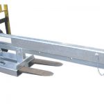 Reguliuojamas sukamu strėle pritvirtintas šakėmis pritvirtintas šakinės strėlės strypas